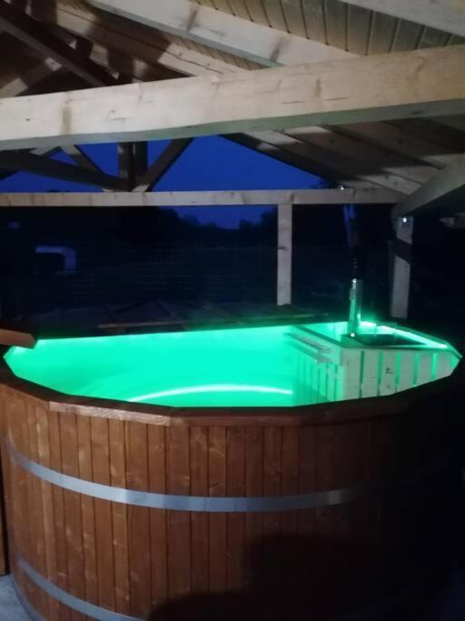 Pensiunea Valea Susitei, Ciubar, Sauna, Atv, Safarii Jepp Offroad Ghid Turistic, Climbing, Rafting, Paragliding Targu Jiu Bagian luar foto